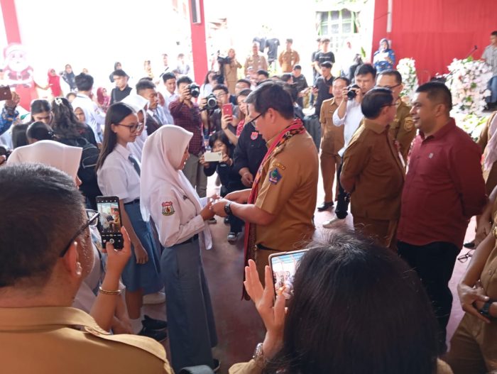 Wakil Gubernur Sulawesi Utara Serahkan KTP-el, SMAN 1 Kotamobagu