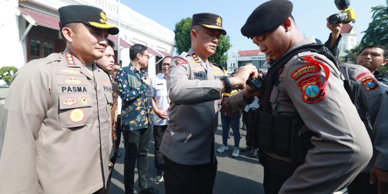 Anggota Polrestabes Surabaya Menerima 50 Bodycam Yang Di Launching Langsung Kapolda Jatim