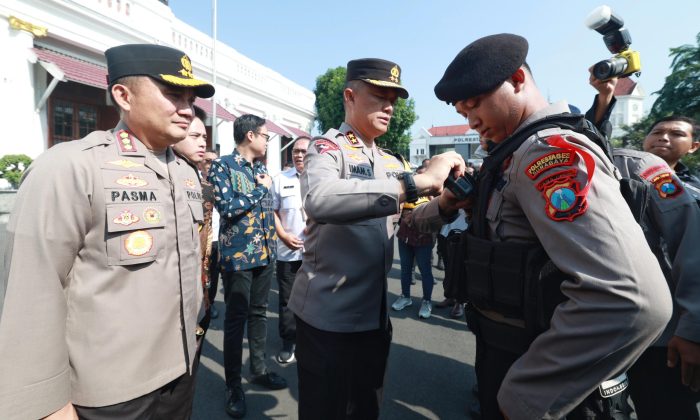 Anggota Polrestabes Surabaya Menerima 50 Bodycam Yang Di Launching Langsung Kapolda Jatim