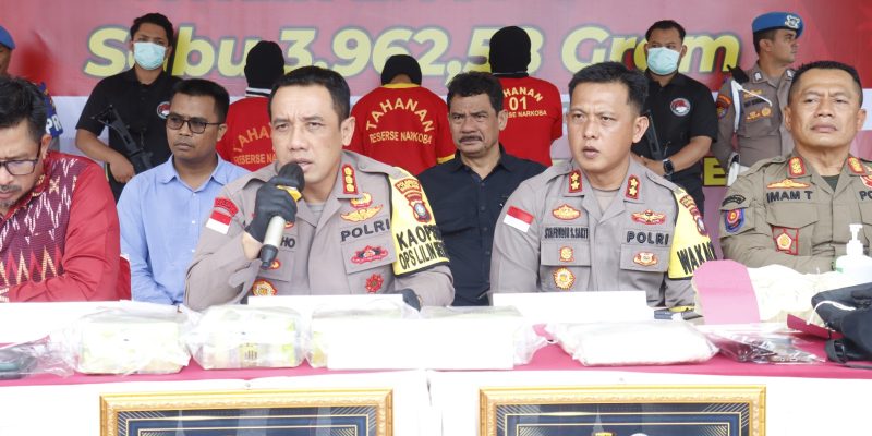 Kapolresta Barelang Gelar Konferensi Pers Ungkap Tersangka Peredaran Gelap Narkotika Jenis Sabu Seberat Hampir 3.962,58 Gram Dan Kokain 2.037 Gram