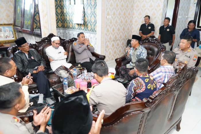 Kapolres Pelabuhan Tanjung Perak Jalin Silaturahmi Bersama Ormas Madura Dukung Pemilu Damai 2024