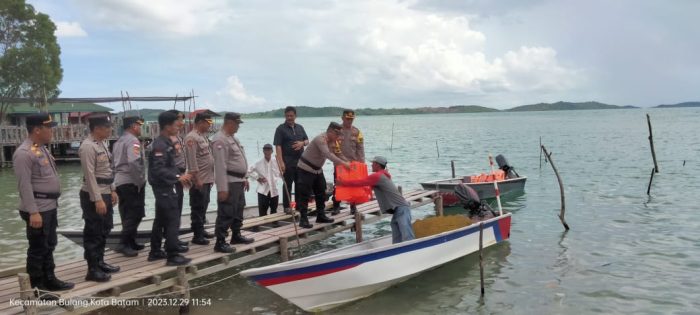 Berikan Rasa Aman Saat Cuaca Ekstrim Kapolsek Sagulung Berikan Bantuan Life Jacket Kepada Masyarakat