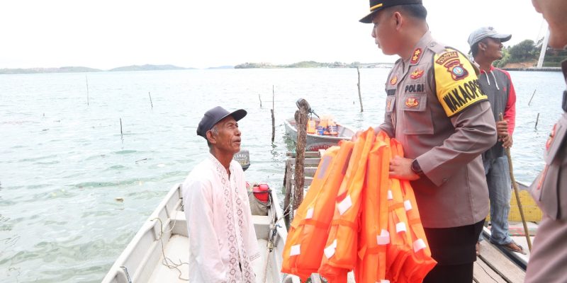 Berikan Rasa Aman Saat Cuaca Ekstrim Wakapolresta Barelang Berikan Bantuan Life Jacket Kepada Masyarakat