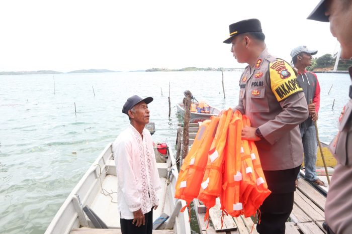 Berikan Rasa Aman Saat Cuaca Ekstrim Wakapolresta Barelang Berikan Bantuan Life Jacket Kepada Masyarakat