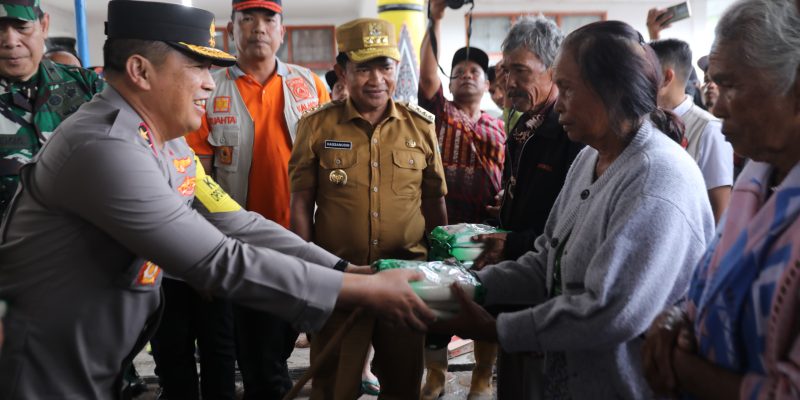 Kapolda Sumut Salurkan Bantuan dan Pastikan Pencarian Korban Longsor di Humbahas
