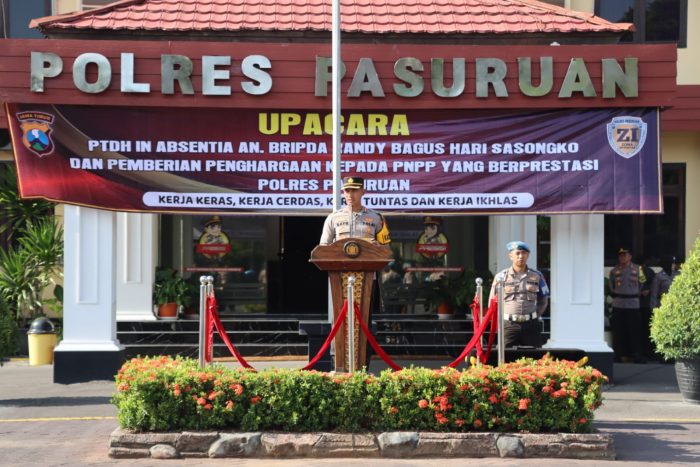 Wujud Apresiasi Pimpinan, Kapolres Pasuruan Gelar Upacara Pemberian Reward Kepada Personel Yang Berprestasi