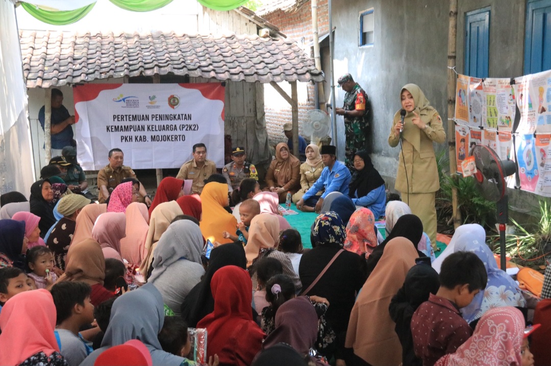 Bersama KPM Dusun Losari, Bupati Ikfina Imbau Pentingnya Pemenuhan Gizi