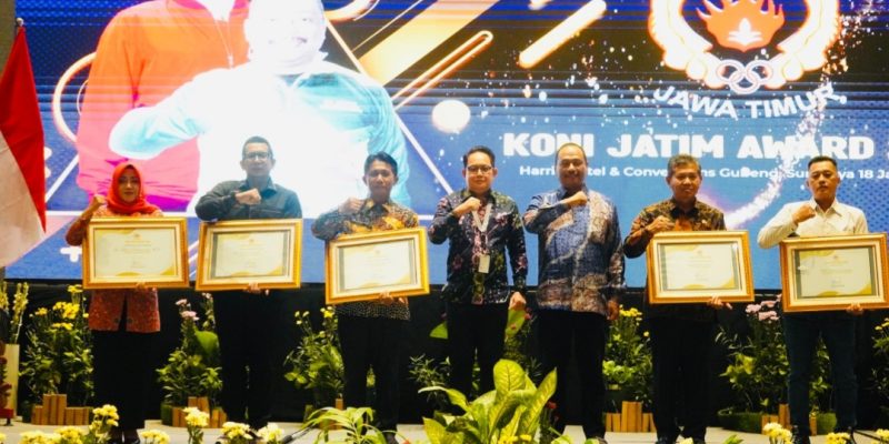 Bupati Ikfina Raih Penghargaan Pemerintah Peduli Olahraga Di Ajang KONI Jatim Award 2023