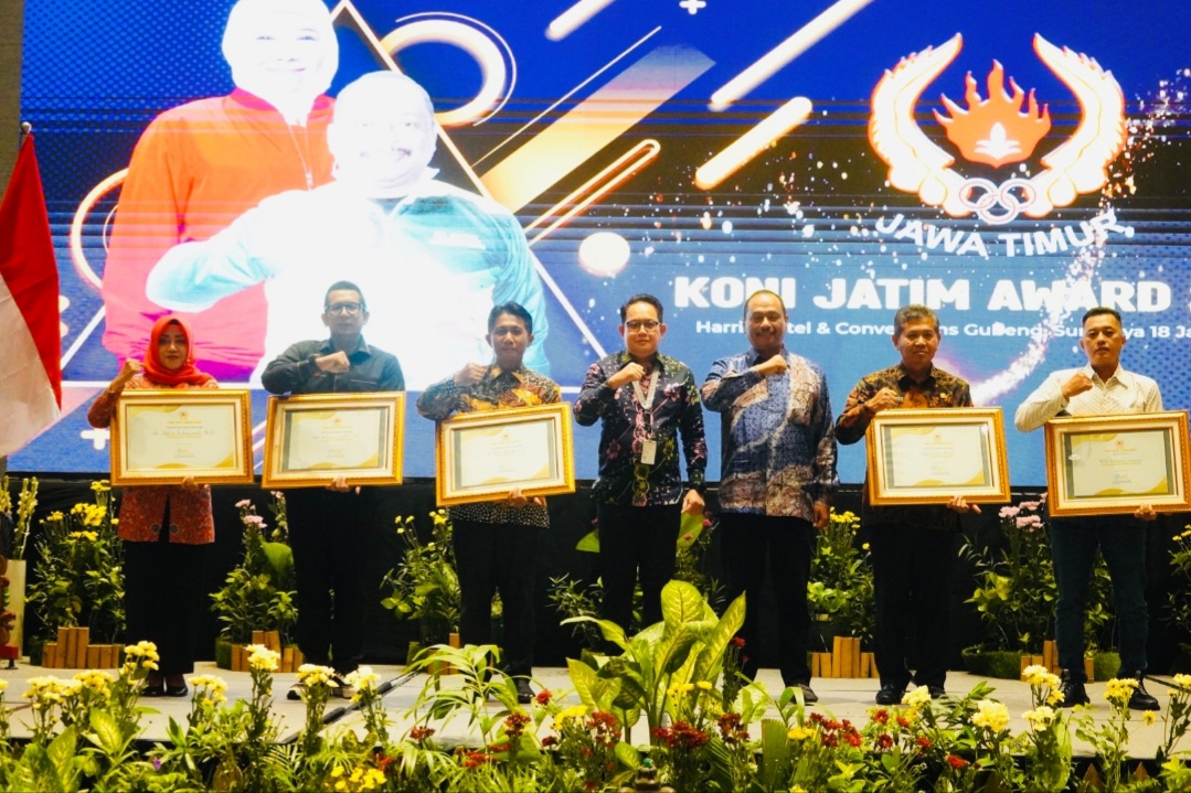 Bupati Ikfina Raih Penghargaan Pemerintah Peduli Olahraga Di Ajang KONI Jatim Award 2023