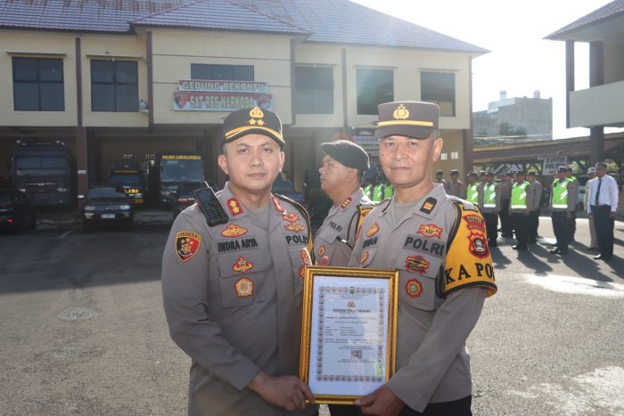 Sejumlah Personel Berprestasi Dalam Acara Pretisius Mendapat Penghargaan Langsung Dari Kapolres Lubuklinggau
