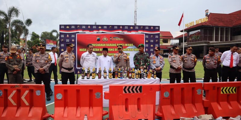 Polres Batang Musnahkan Ribuan Botol Minuman Keras