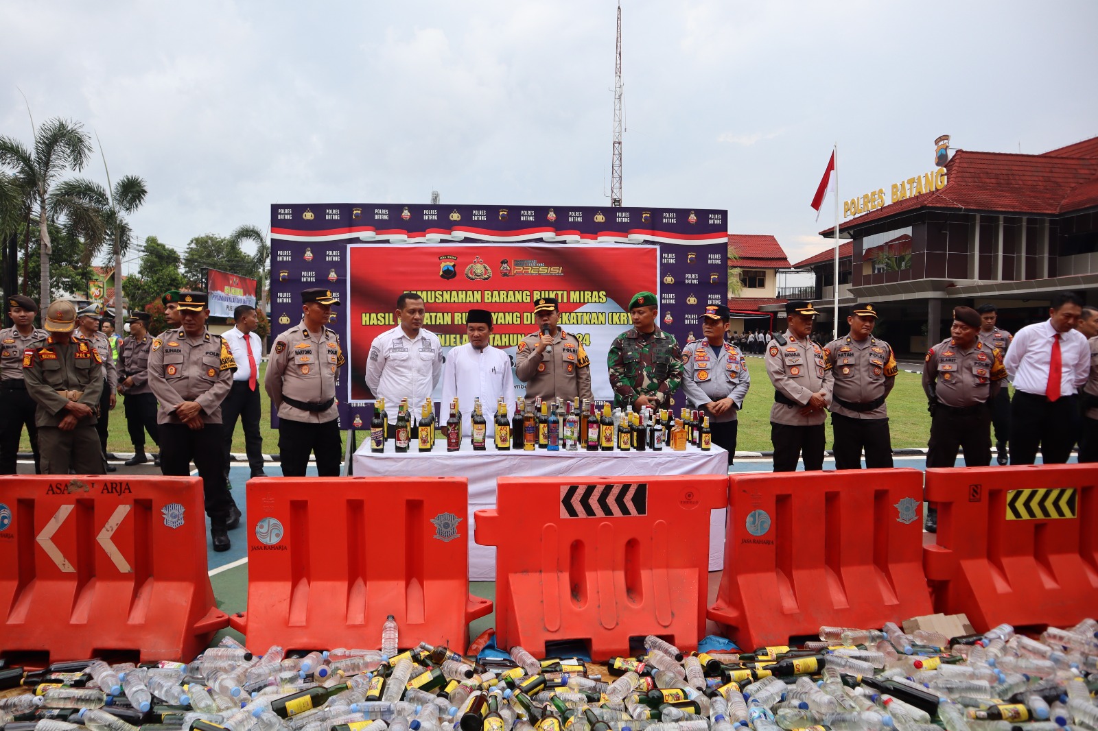 Polres Batang Musnahkan Ribuan Botol Minuman Keras