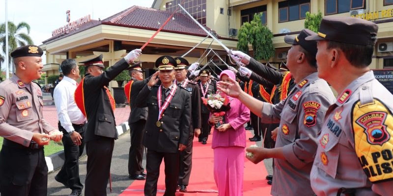 Kalungkan Medali Penghargaan, Kapolres Pekalongan Lepas 11 Personel Yang Purna Tugas