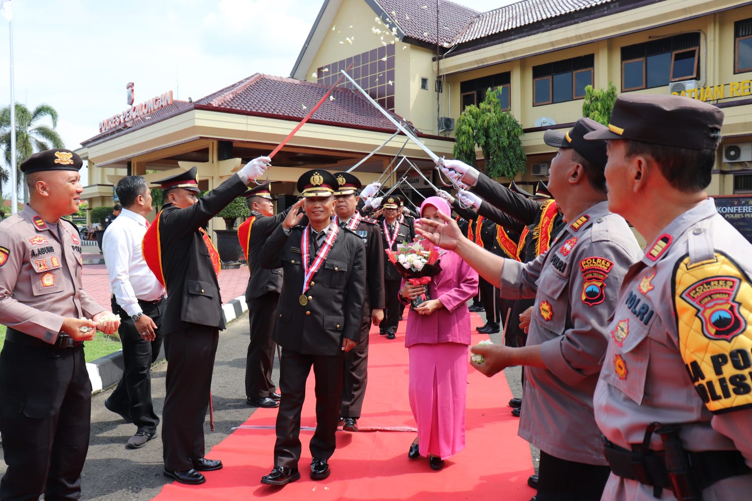 Kalungkan Medali Penghargaan, Kapolres Pekalongan Lepas 11 Personel Yang Purna Tugas