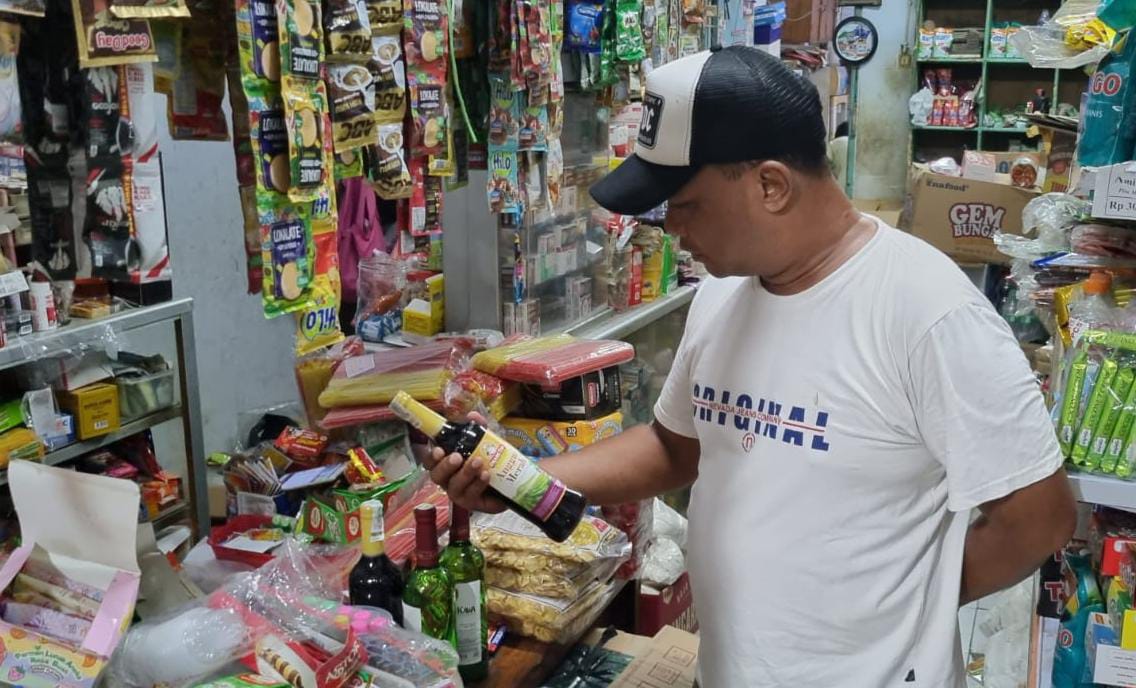 Polsek Kesesi Razia Warung-Warung yang Disinyalir Menjual Miras