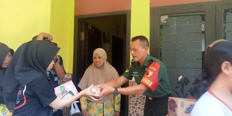 Peran Babinsa Sertu Slamet Dalam Mencegah Stunting, Bagikan Bantuan Telur Kepada Anak Balita