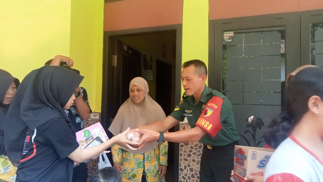 Peran Babinsa Sertu Slamet Dalam Mencegah Stunting, Bagikan Bantuan Telur Kepada Anak Balita