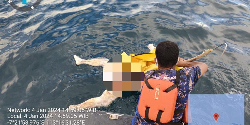 Sat. Polairud Polres Sampang Evakuasi Mayat Di Perairan Pulau Mandangin Sampang