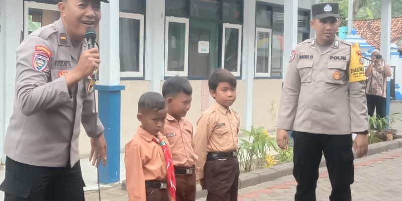 Polres Sampang Masifkan Police Goes To School Cegah Kekerasan Dan Kejahatan Pada Anak Di Kabupaten Sampang