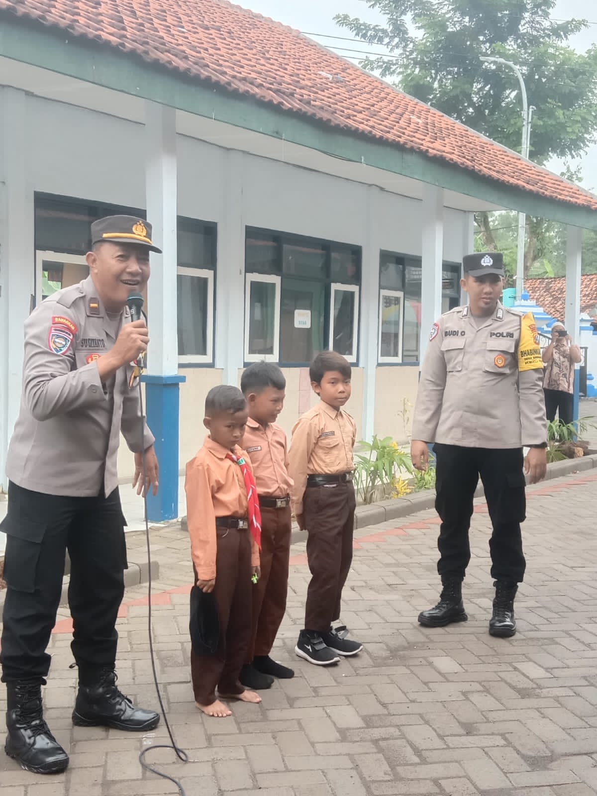 Polres Sampang Masifkan Police Goes To School Cegah Kekerasan Dan Kejahatan Pada Anak Di Kabupaten Sampang