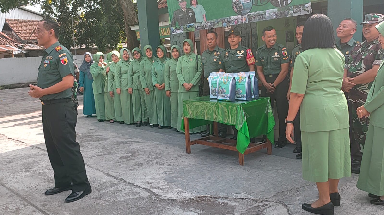 Koramil 0822/14 Prajekan Melaksanakan Gelar Bakti Sosial Kepada Masyarakat Yang berprofesi Tukang Becak