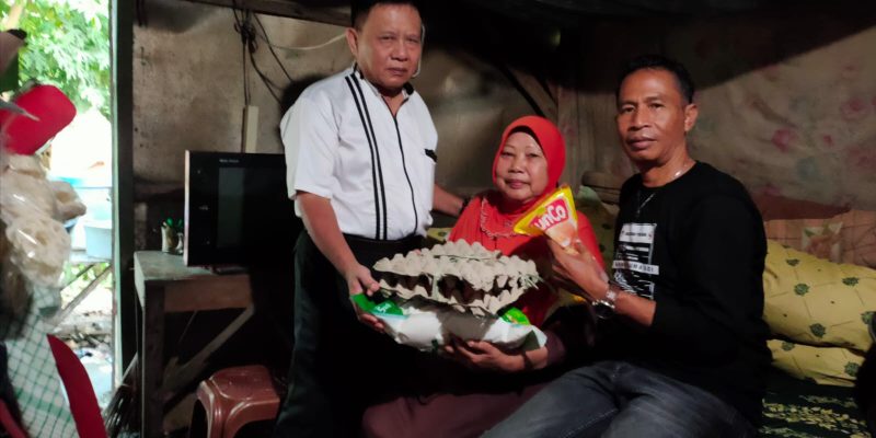 Hidup Sebatang Kara,Ibu Sani’a Terima Bantuan Dari Cak Jum