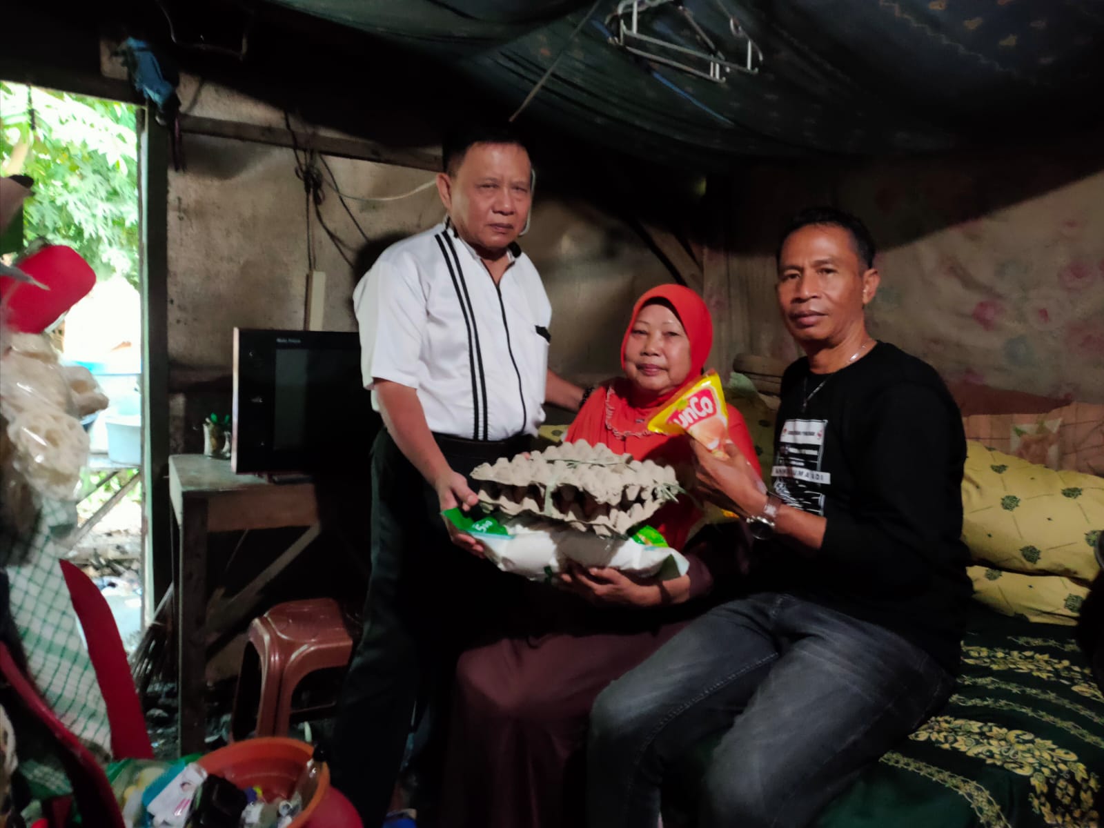 Hidup Sebatang Kara,Ibu Sani’a Terima Bantuan Dari Cak Jum