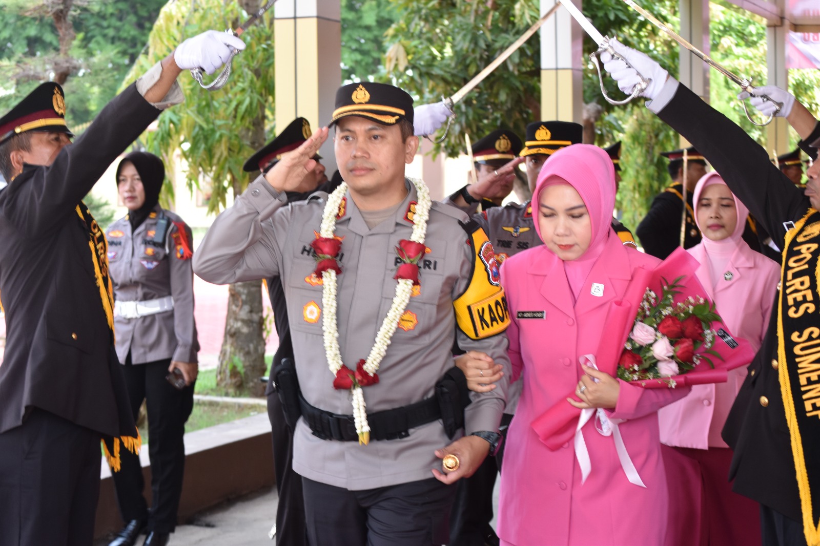 Tradisi Pedang Pora dan Tari Muang Sangkal Warnai Penyambutan Kapolres Sumenep