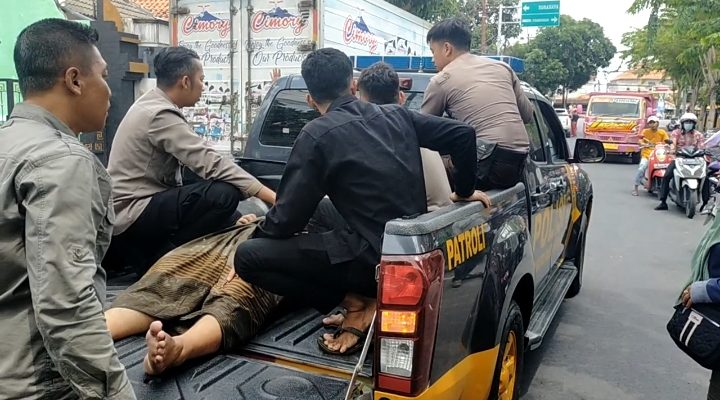 Patroli Harkamtibmas Operasi Mantab Brata Polres Sampang Evakuasi Warga Pingsan Di Jalan Raya Ke Puskesmas