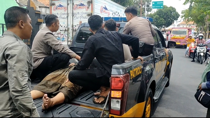 Patroli Harkamtibmas Operasi Mantab Brata Polres Sampang Evakuasi Warga Pingsan Di Jalan Raya Ke Puskesmas