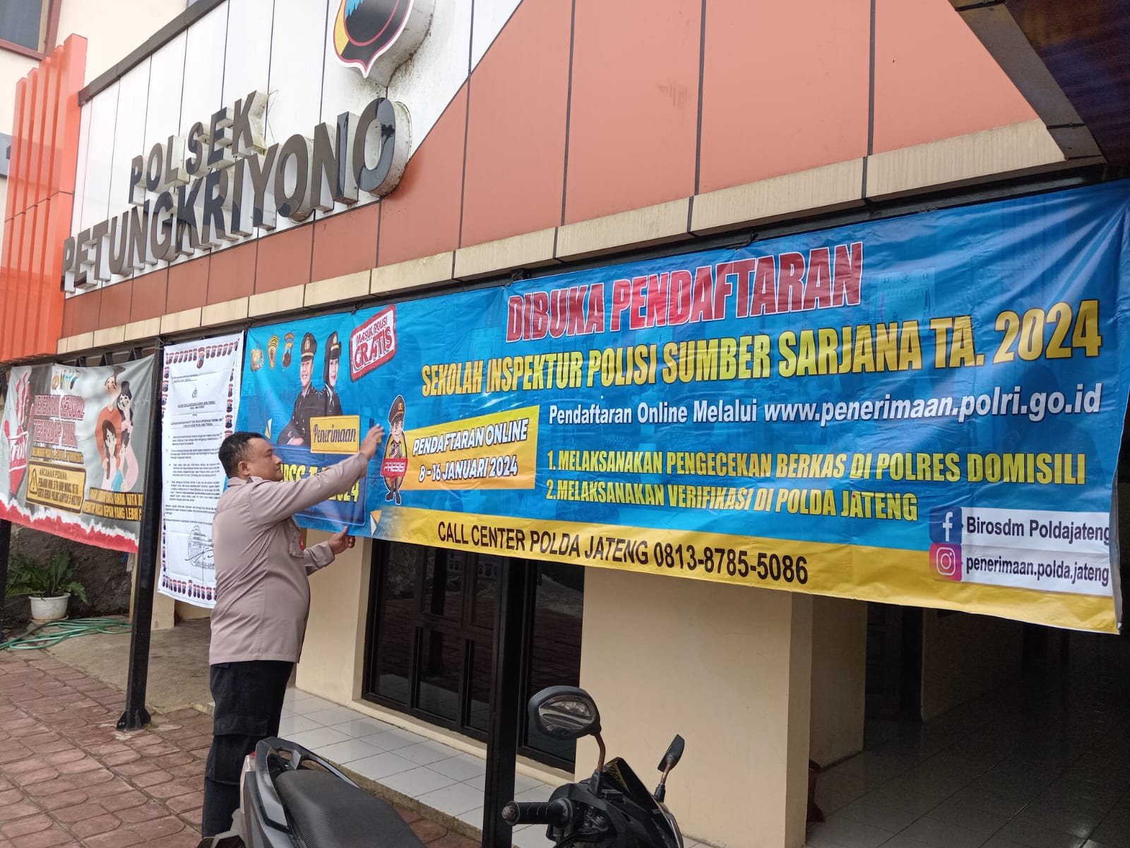 Polres Pekalongan Beserta Jajarannya Pasang Spanduk Sosialisasikan Penerimaan Sekolah Inspektur Polisi Sumber Sarjana