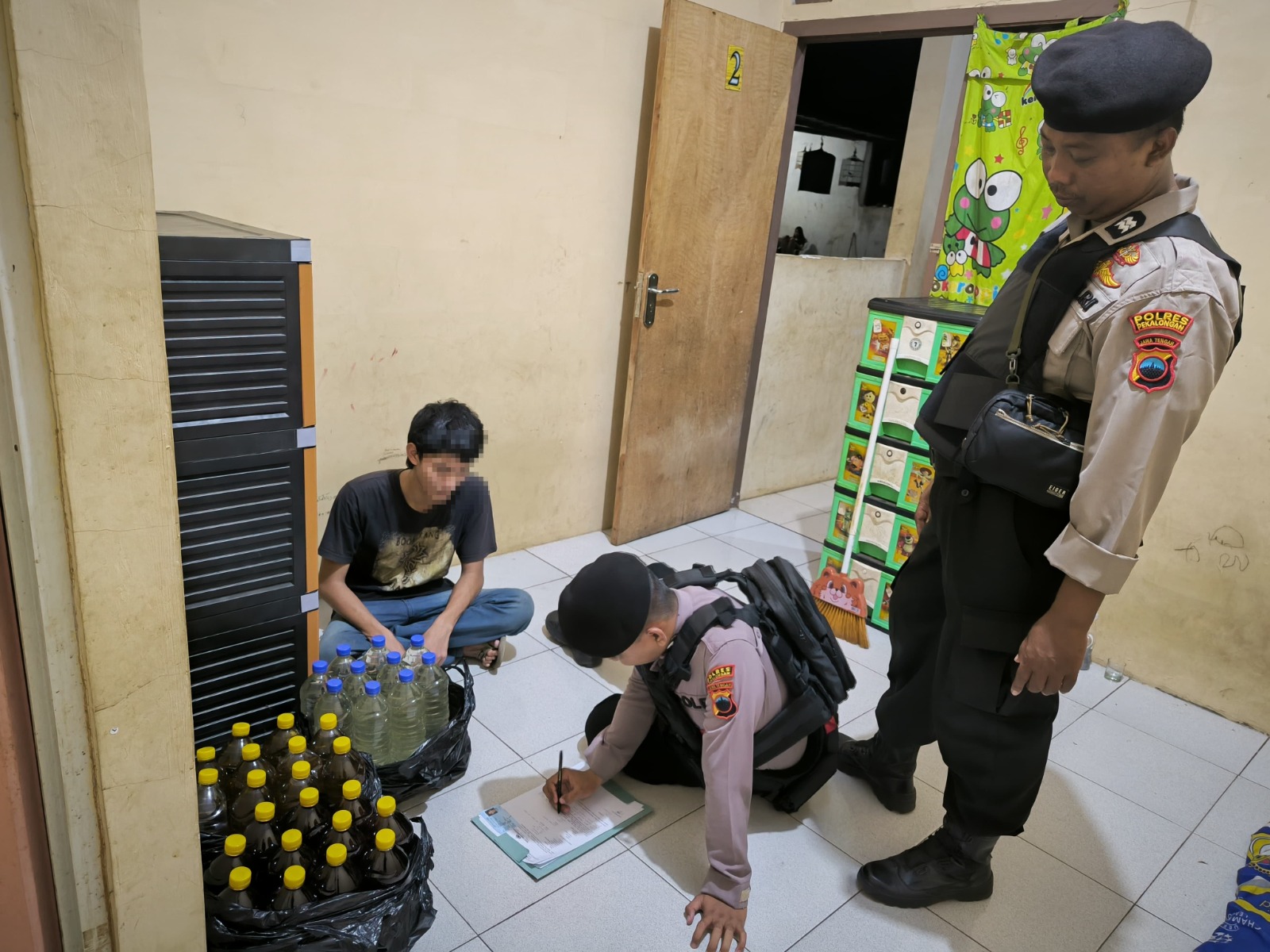 Puluhan Botol Ciu dan Miras Berbagai Merek Disita Aparat Kepolisian