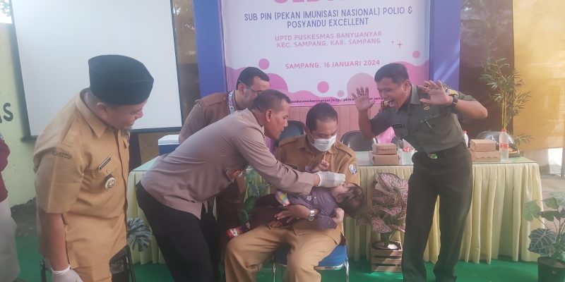 Sukseskan Sub PIN Polio, Polres Sampang Kawal Tenaga Kesehatan Lakukan Imunisasi