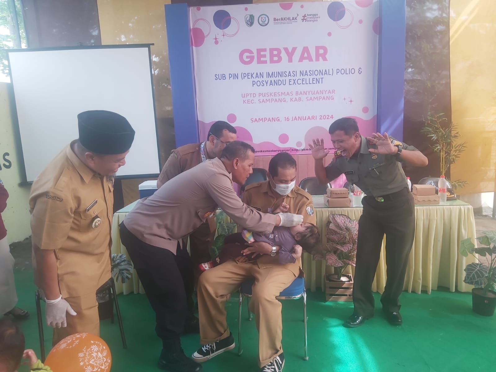 Sukseskan Sub PIN Polio, Polres Sampang Kawal Tenaga Kesehatan Lakukan Imunisasi