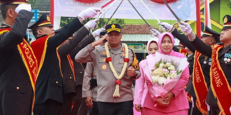 Tradisi Pedang Pora Sambut Kapolres Batang AKBP Nur Cahyo Ari Prasetyo