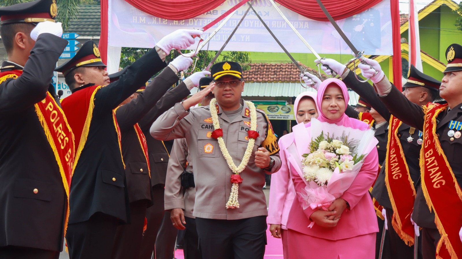 Tradisi Pedang Pora Sambut Kapolres Batang AKBP Nur Cahyo Ari Prasetyo