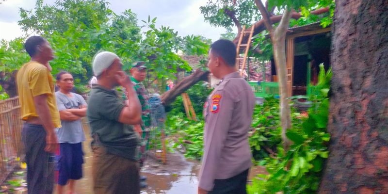 Rumah Warga Rusak Akibat Diterjang Puting Beliung, Bhabinkamtibmas Dan Forkopimcam Prajekan Tinjau Lokasi