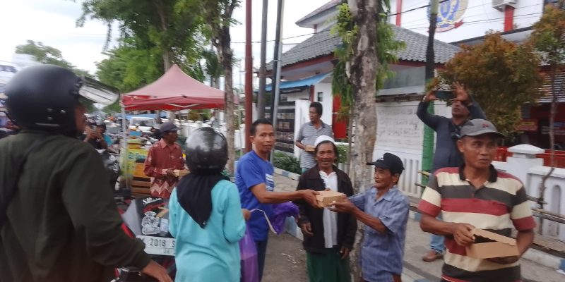 Peduli Masyarakat Duafa, Cak Jum (Sahabat Rakyat) Berbagi Nasi Kotak Dan Kaos