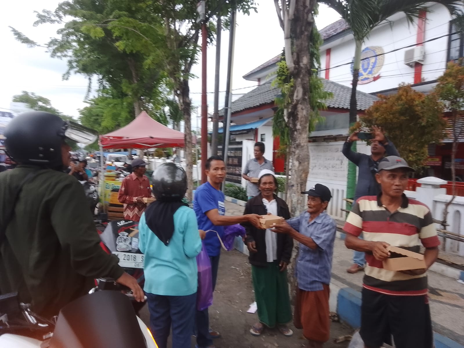 Peduli Masyarakat Duafa, Cak Jum (Sahabat Rakyat) Berbagi Nasi Kotak Dan Kaos