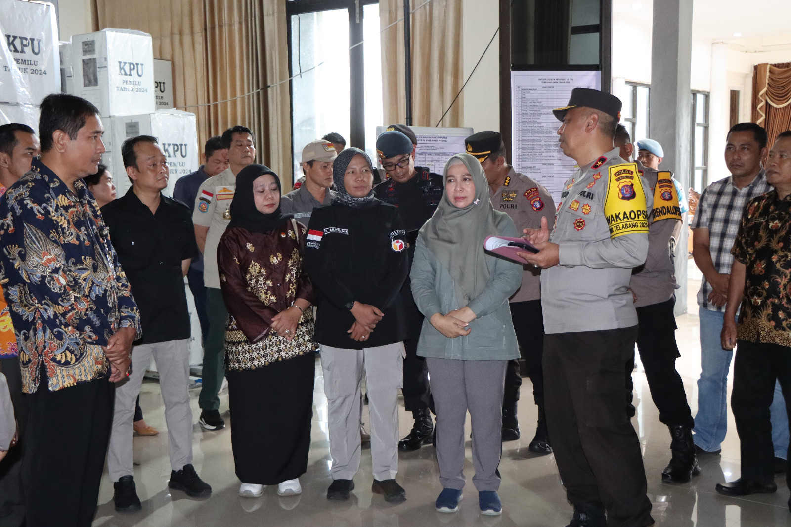 Wakapolda Kalteng  Cek Sistem Keamanan Di Gudang Logistik KPU Kapuas