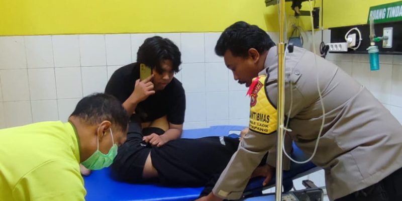 Kesigapan Personil Polres Sampang Bawa Petugas Pelipatan Surat Suara Pemilu 2024 Ke Rumah Sakit Karena Kram Perut