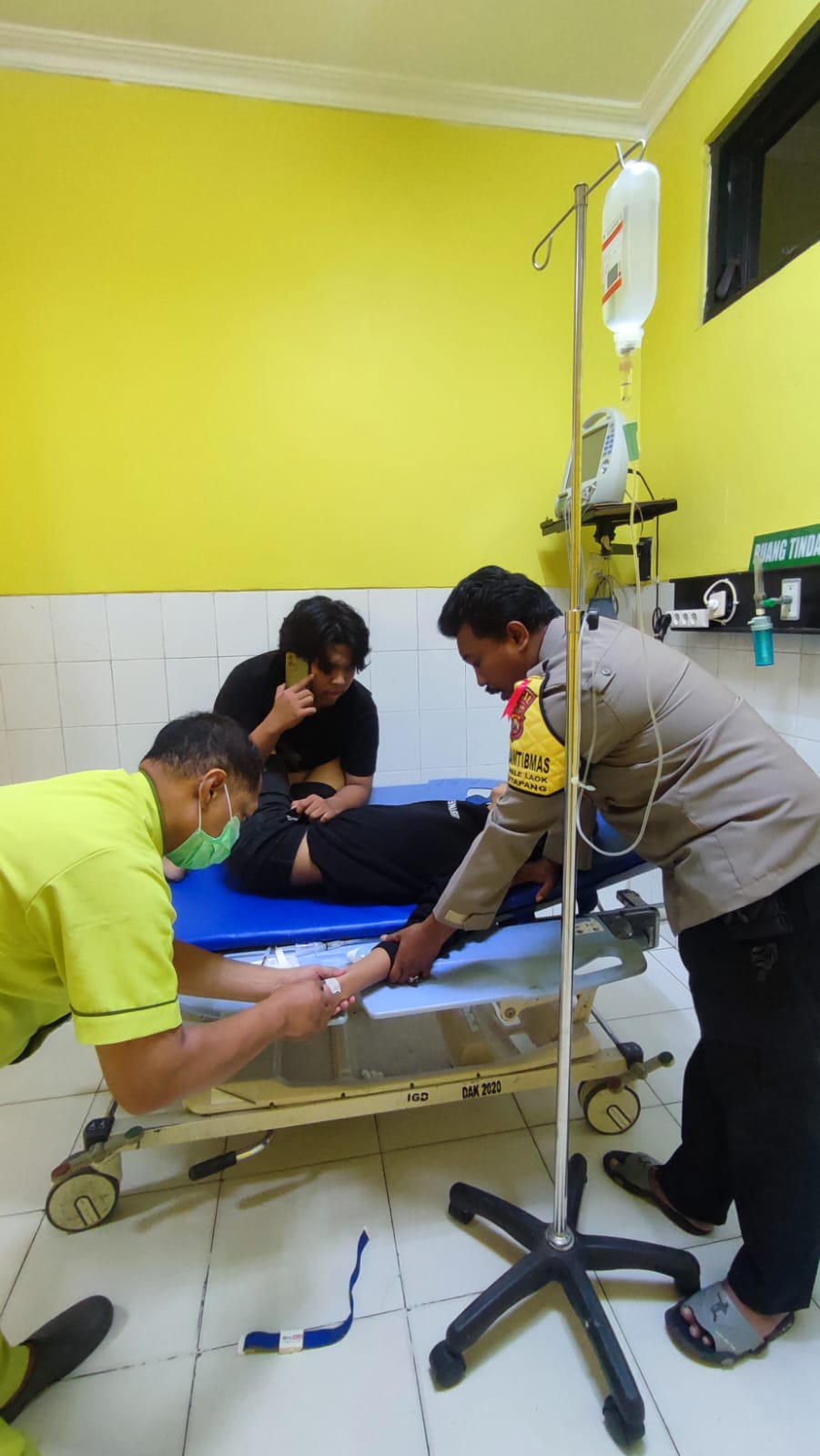 Kesigapan Personil Polres Sampang Bawa Petugas Pelipatan Surat Suara Pemilu 2024 Ke Rumah Sakit Karena Kram Perut