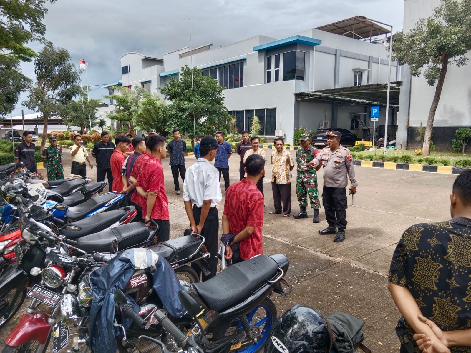 Personel Gabungan Melaksanakan Operasi Penertiban Knalpot Brong