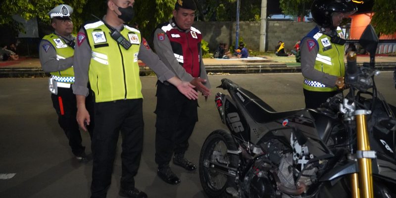 Polres Batang Melakukan Tilang Manual Hingga Teguran Kepada Pelanggar Knalpot Brong