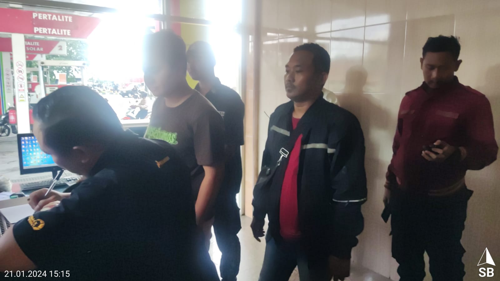 Polsek Simokerto Polrestabes Surabaya Respon Cepat Saat Ada Keributan Di SPBU Jalan Kenjeran