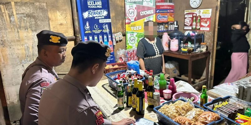 Razia di Wilayah Kesesi, Bojong dan Kedungwuni, Polisi Amankan Puluhan Botol Miras