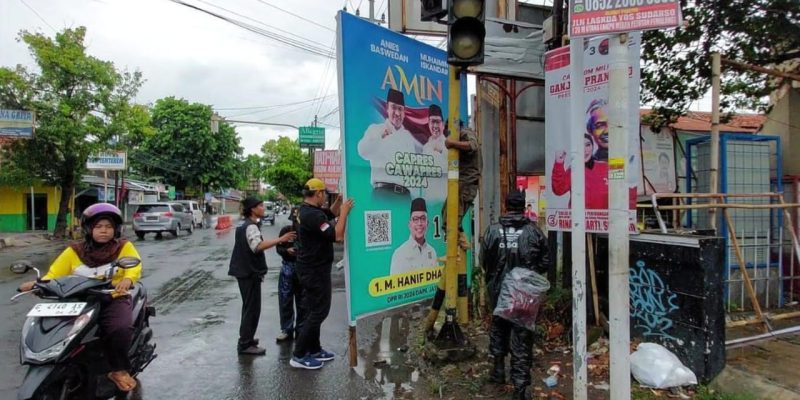 Bawaslu dan Tim Gabungan Tertibkan Ratusan APK Melanggar Aturan di Kota Pekalongan