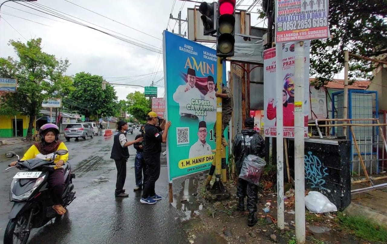 Bawaslu dan Tim Gabungan Tertibkan Ratusan APK Melanggar Aturan di Kota Pekalongan