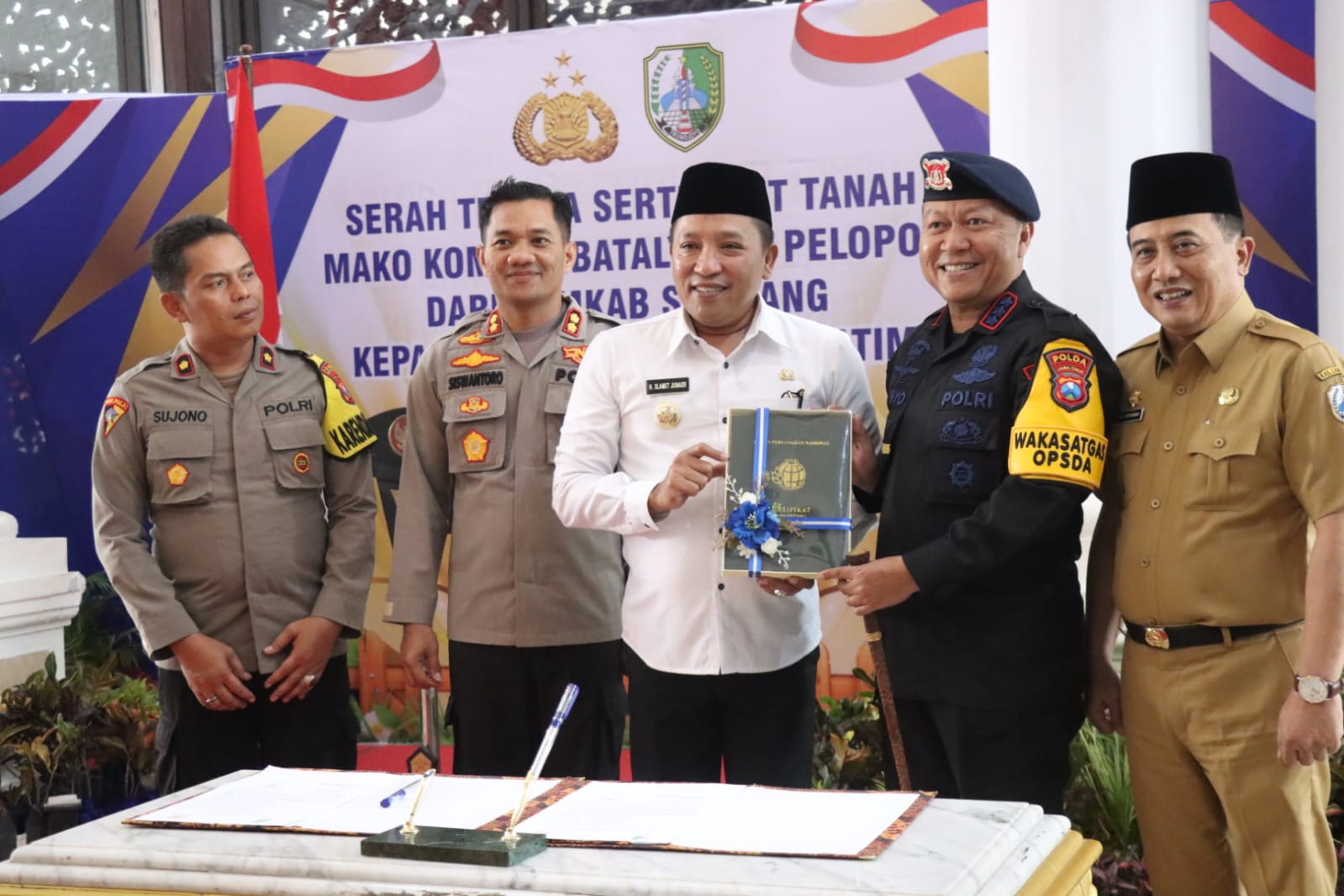 Polda Jatim Terima Hibah Tanah Dari Pemkab Sampang Untuk Pembangunan Kompi Brimob Di Sokobanah