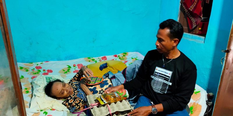 20 Tahun Lumpuh, Cak Jum Bantu Nenek Nipah